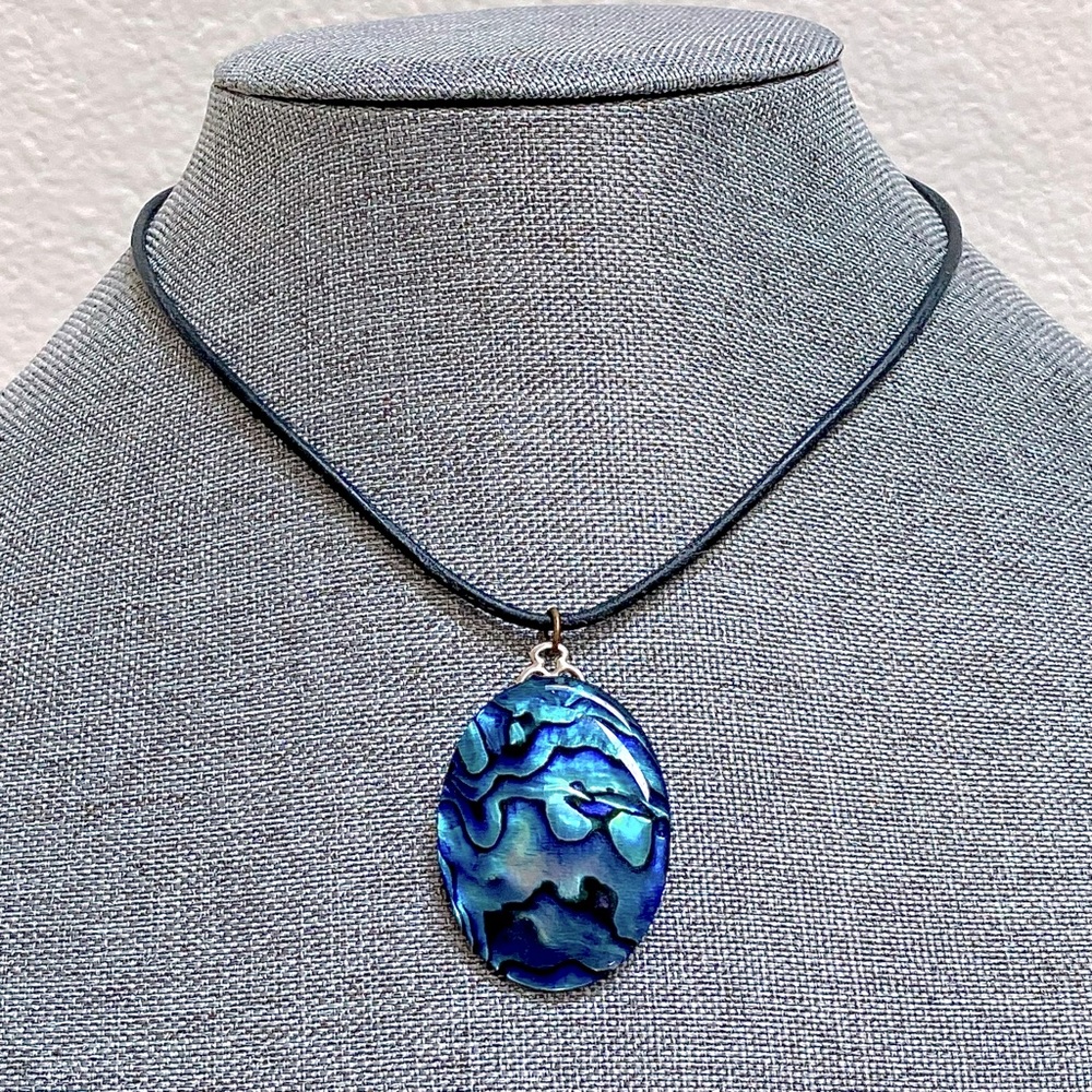 GUC Vintage Blue Abalone Pendant Necklace w/ Clasp Closure
